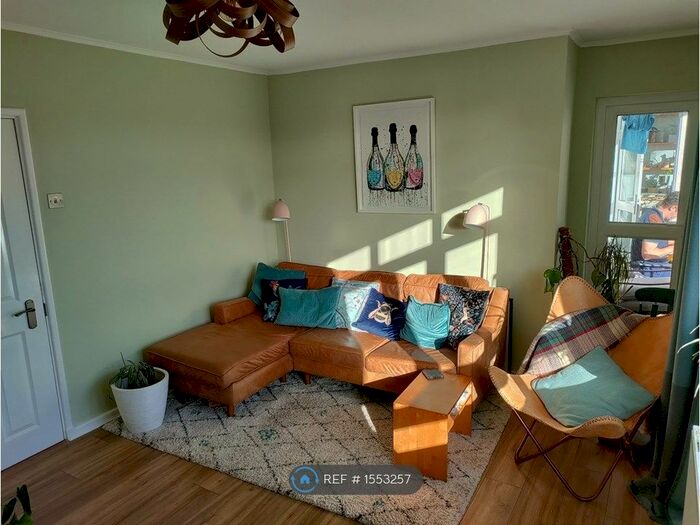 3 Bedroom Flat To Rent In Thornton Gardens, London, SW12