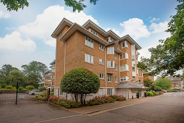 2 Bedroom Flat For Sale In Strand Drive, Richmond, TW9