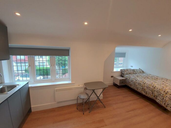 Studio To Rent In Temple Gardens, London, NW11