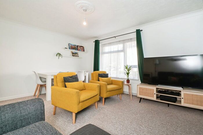 2 Bedroom Flat For Sale In Chawton Close, West End, Southampton, SO18