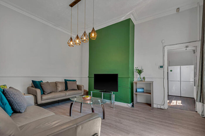 6 Bedroom House To Rent In Cardigan Road, Leeds, LS6