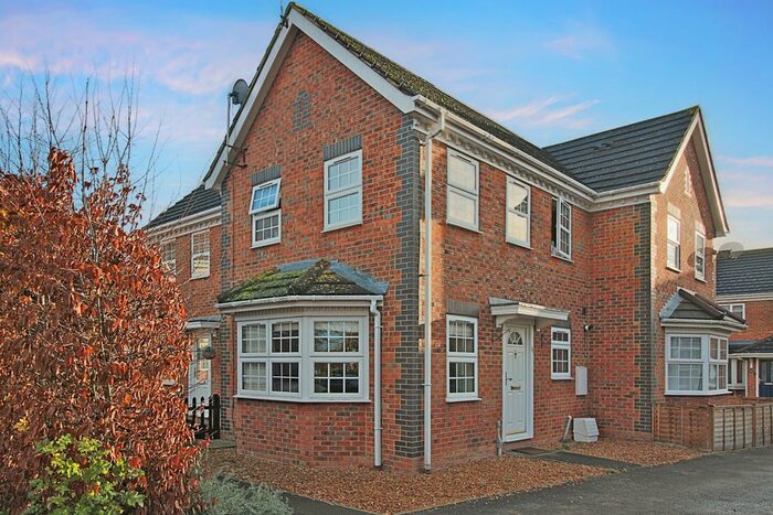 2 Bedroom Semi-Detached House To Rent In Avocet Way, Aylesbury, HP19