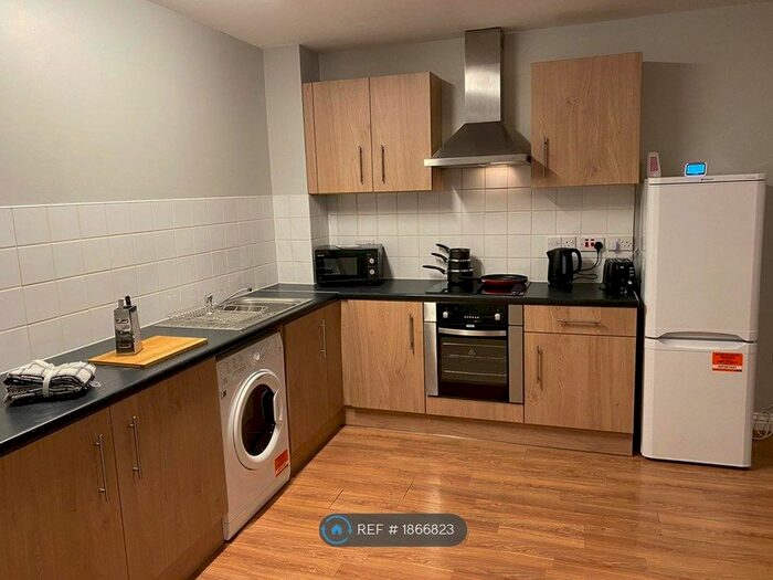 2 Bedroom Flat To Rent In Mallaby Court, Birkenhead, CH41