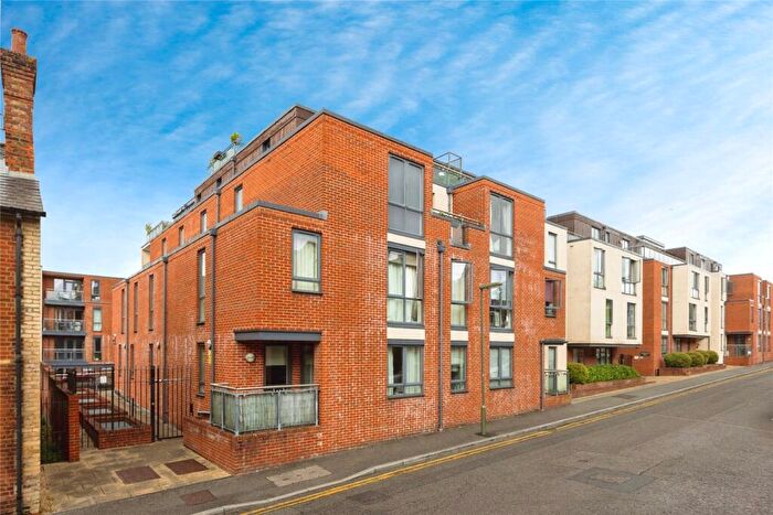 2 Bedroom Flat For Sale In Martyr Road, Guildford, Surrey, GU1