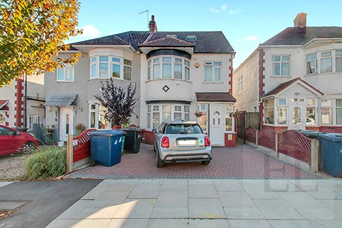 5 Bedroom Semi-Detached House To Rent In Uneeda Drive, Greenford, UB6