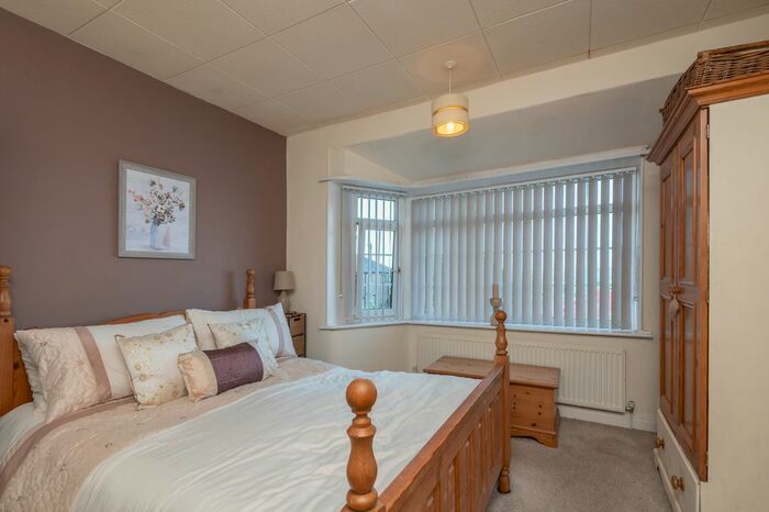 3 Bedroom Semi-Detached House For Sale In Moor End Road, Halifax, HX2