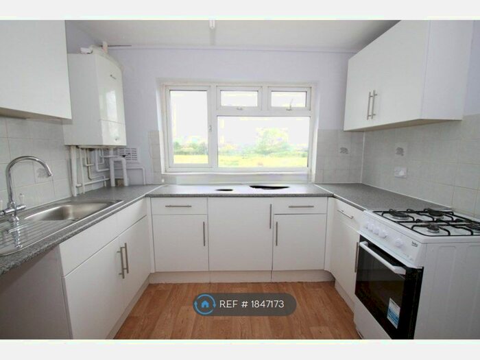 1 Bedroom Flat To Rent In St. Peters Close, Ilford, IG2