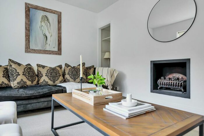 3 Bedroom Semi-Detached House For Sale In Peakfield, Frensham, Farnham, GU10