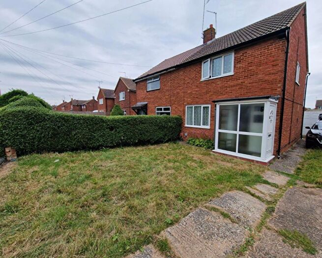 3 Bedroom Semi-Detached House To Rent In Meadowcroft, Aylesbury, HP19