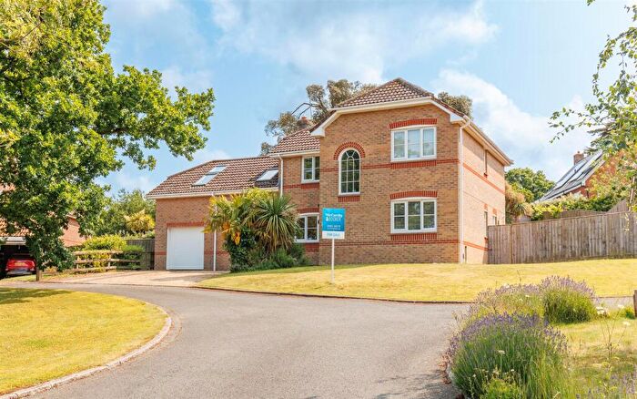 4 Bedroom Detached House For Sale In Extremely Well Presented Family Home - Mallard Point, Northwood, Cowes, PO31