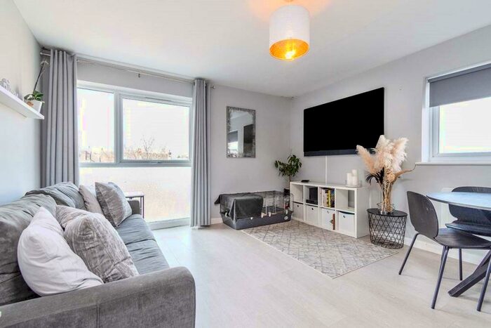 1 Bedroom Flat To Rent In Hinton Road, Wallington, SM6