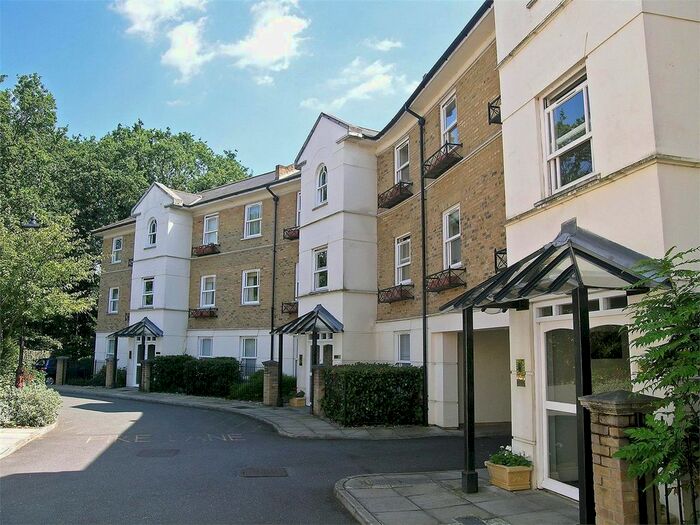 2 Bedroom Flat To Rent In Deerhurst Crescent, Hampton Hill, Hampton, TW12