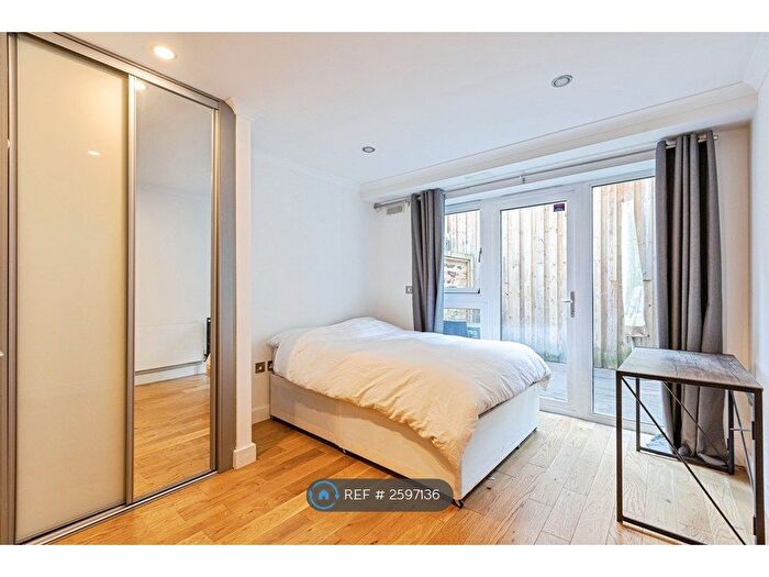 3 Bedroom Flat To Rent In Trinity Mews, London, E1