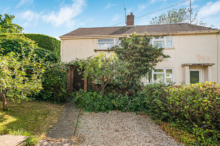 2 Bedroom Semi-Detached House For Sale In Queens Close, Botley, OX2