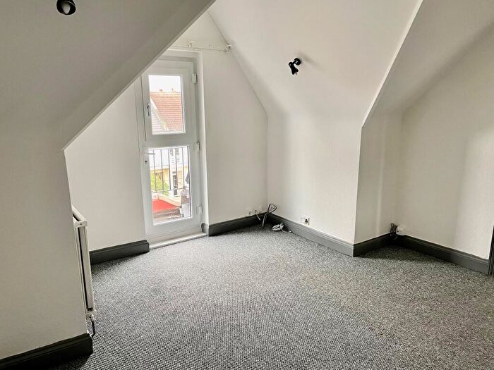 2 Bedroom Flat To Rent In Cobham Road, Westcliff-on-sea, Southend-on-sea, SS0