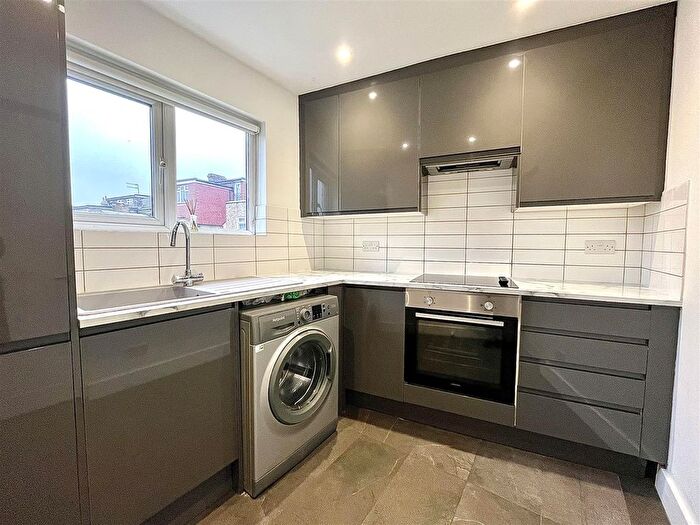 2 Bedroom Maisonette To Rent In Laurel Bank Road, Enfield, EN2