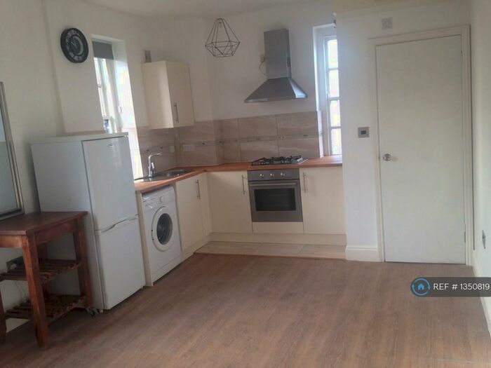 Studio To Rent In Hackney Road, London, E2