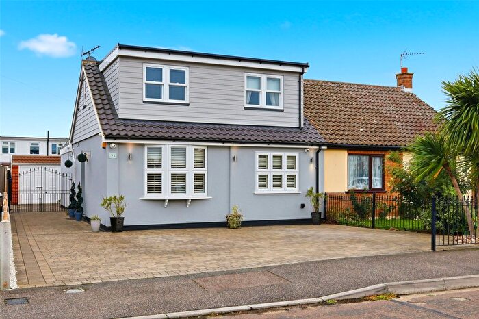 3 Bedroom Semi Detached House For Sale In Nutcombe Crescent, Rochford, Essex, SS4