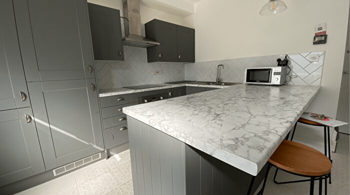 2 Bedroom Terraced House To Rent In Cross St // Bed // All Ensuites // Aug, LN5