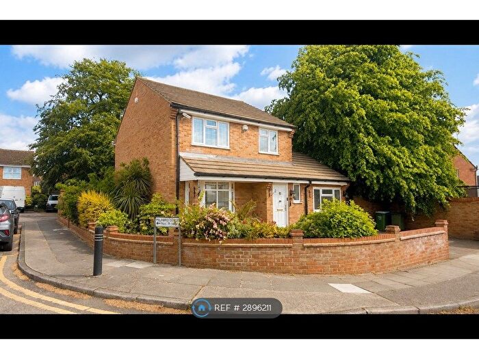 4 Bedroom Detached House To Rent In Milford Close, London, SE2
