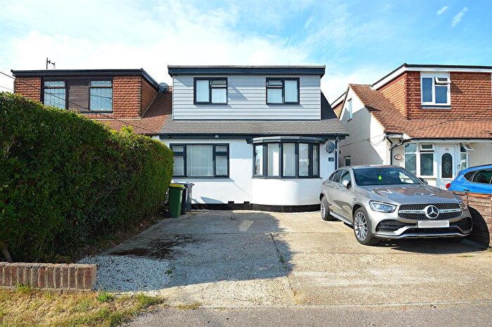 4 Bedroom Chalet For Sale In Somerset Avenue, Rochford, SS4