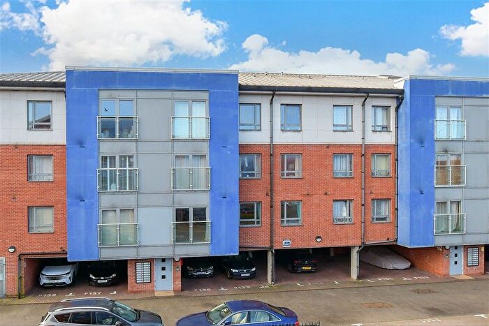 2 Bedroom Flat For Sale In Cleeve Way, Sutton, Surrey, SM1