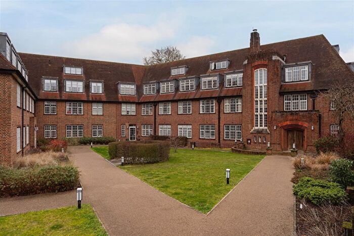 2 Bedroom Flat For Sale In Lesbourne Road, Reigate, RH2