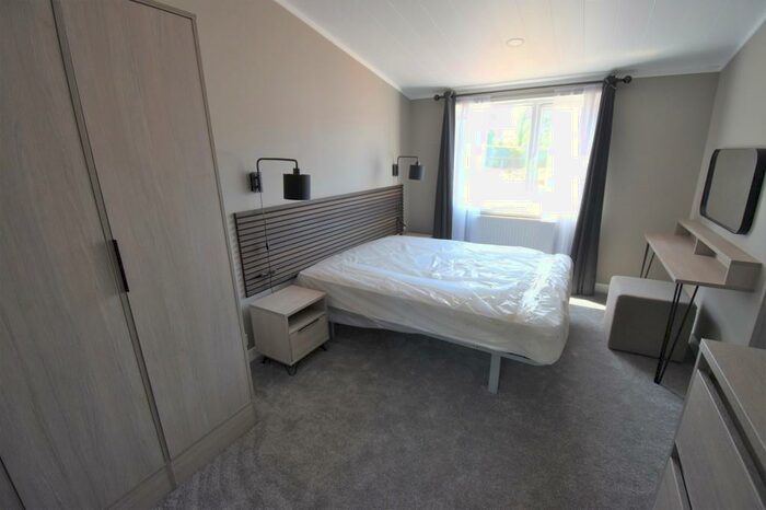 2 Bedroom Detached Bungalow For Sale In Ridgeway Park Resort, Manorbier, SA70