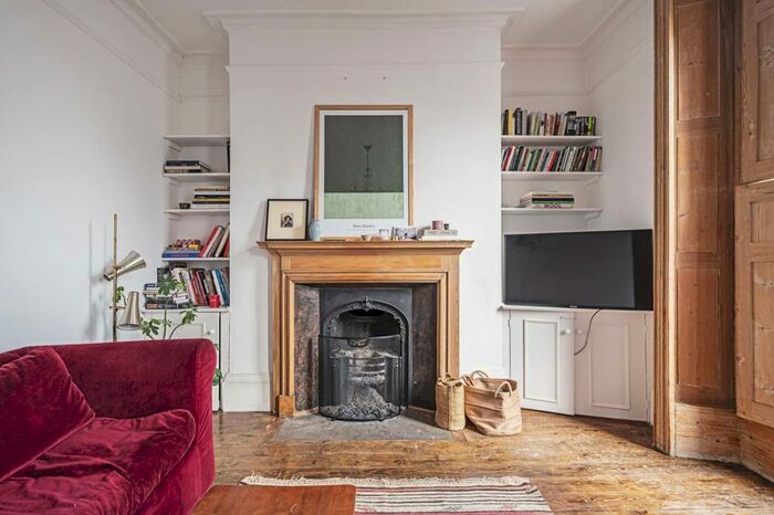 2 Bedroom Flat To Rent In Clapton Square, Hackney, London, E5