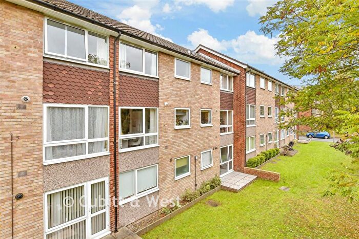 2 Bedroom Maisonette For Sale In Upton Dene, Sutton, Surrey, SM2