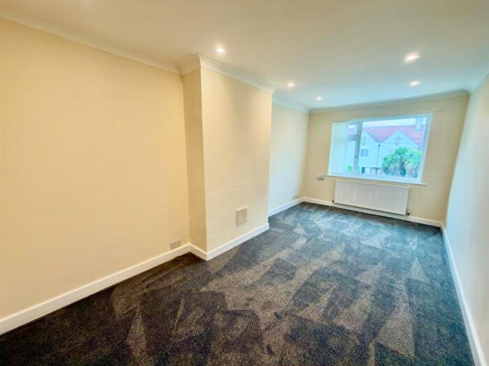 3 Bedroom Apartment To Rent In King Lane, Leeds, LS17