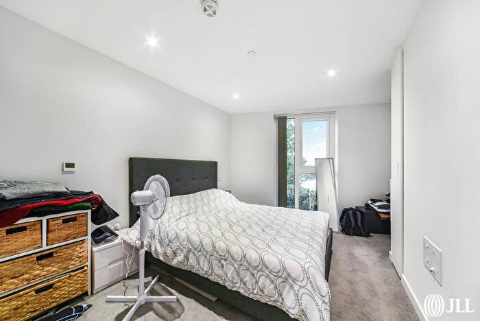 2 Bedroom Apartment For Sale In The Shoreline Building, Newnton Close, N4