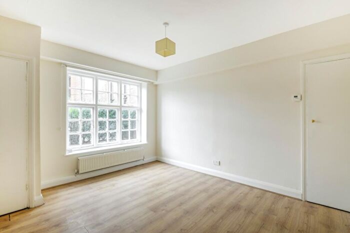 2 Bedroom Flat To Rent In Hampstead Way, London, NW11