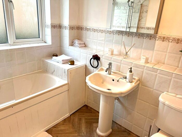 2 Bedroom Flat To Rent In Cornwall Road, Hatch End, HA5
