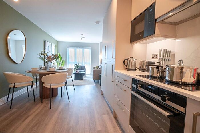 2 Bedroom Flat For Sale In River Walk, Tonbridge, TN9