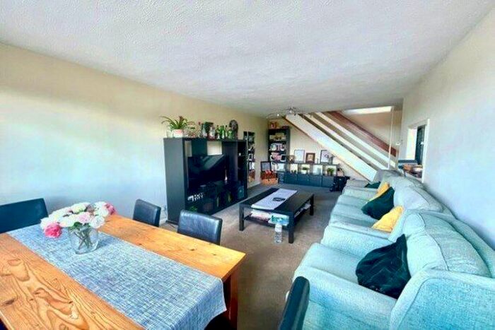 2 Bedroom Flat To Rent In Woodford Road, London, E18