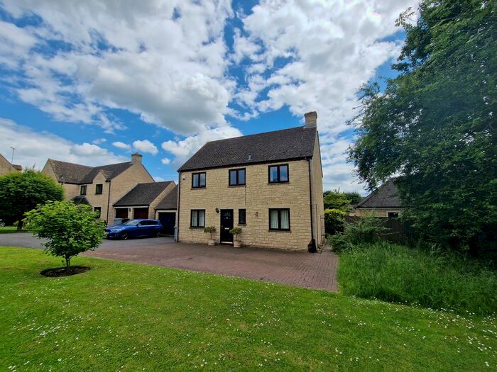 4 Bedroom Property To Rent In Ralegh Crescent, Witney, OX28