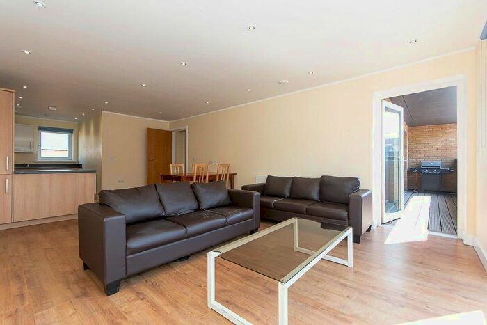 3 Bedroom Flat To Rent In Chatfield Road, London, SW11