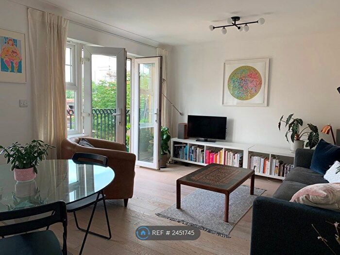 2 Bedroom Flat To Rent In Osier Crescent, London, N10