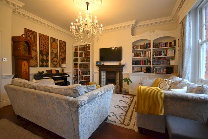 2 Bedroom Flat To Rent In Wexford Road, Wandsworth Common, SW12