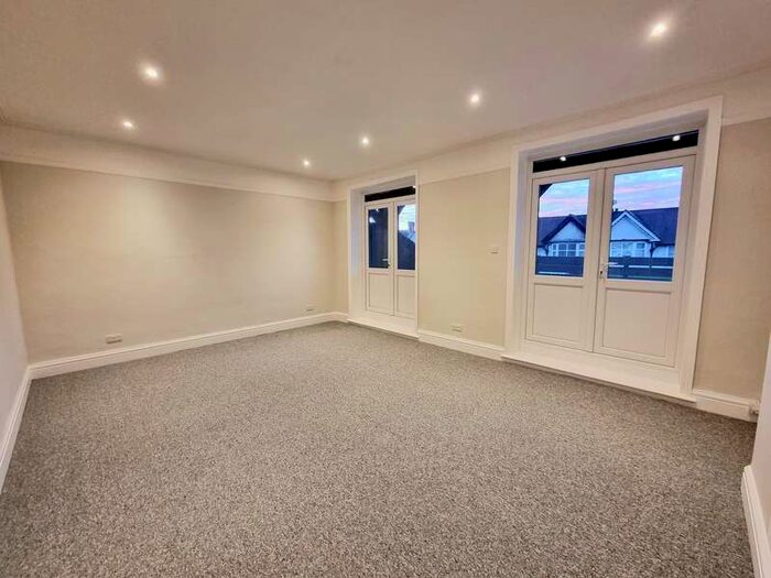 3 Bedroom Flat To Rent In The Broadway, Mill Hill, NW7