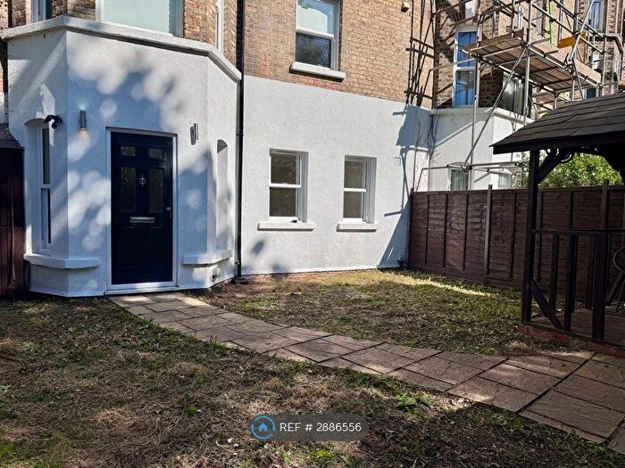 2 Bedroom Flat To Rent In Farquhar Rd, Crystal Place, London, SE19
