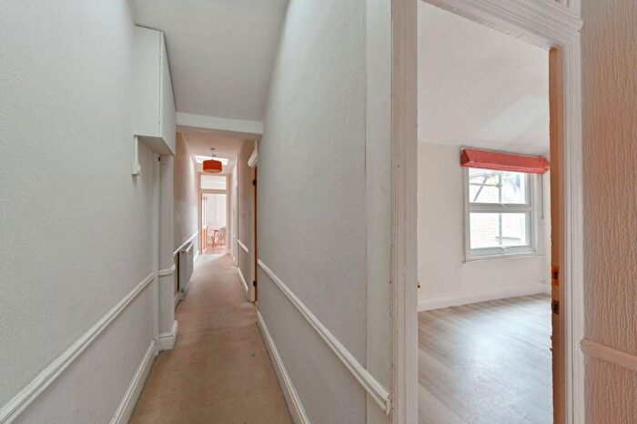 2 Bedroom Flat To Rent In Oakmead Road, Balham, London, SW12