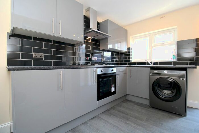 1 Bedroom Flat To Rent In Red Lion Road, Surbiton, KT6