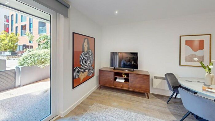 2 Bedroom Apartment To Rent In Queensway, Southampton, Hampshire, SO14