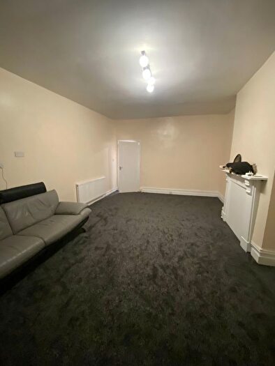 2 Bedroom Flat To Rent In Manningham Lane, Bradford, West Yorkshire, BD8