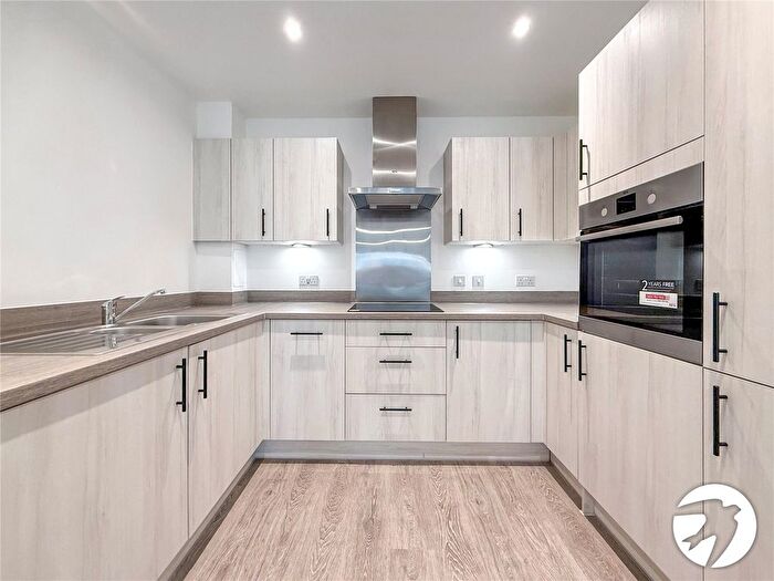 2 Bedroom Flat To Rent In Batesford Close, Kings Hill, West Malling, Kent, ME19