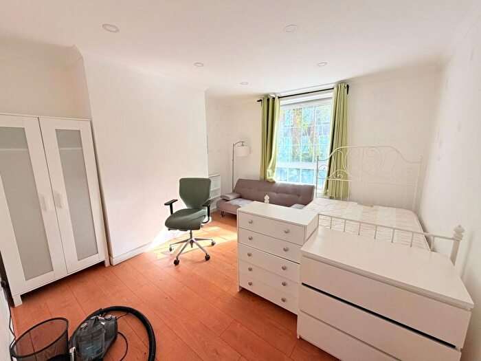 3 Bedroom Flat To Rent In Long Lane, London, SE1
