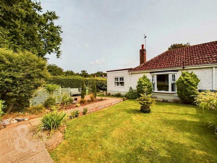 2 Bedroom Semi-Detached Bungalow For Sale In St. Peters Close, Strumpshaw, Norwich, NR13