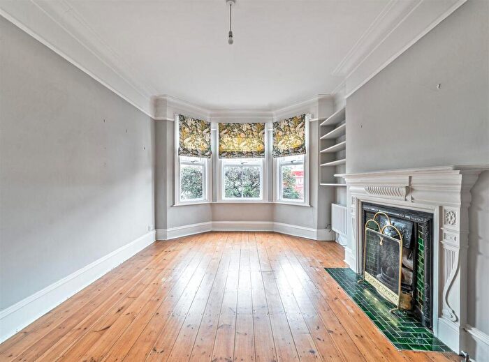 2 Bedroom Flat For Sale In Temple Road, London, NW2